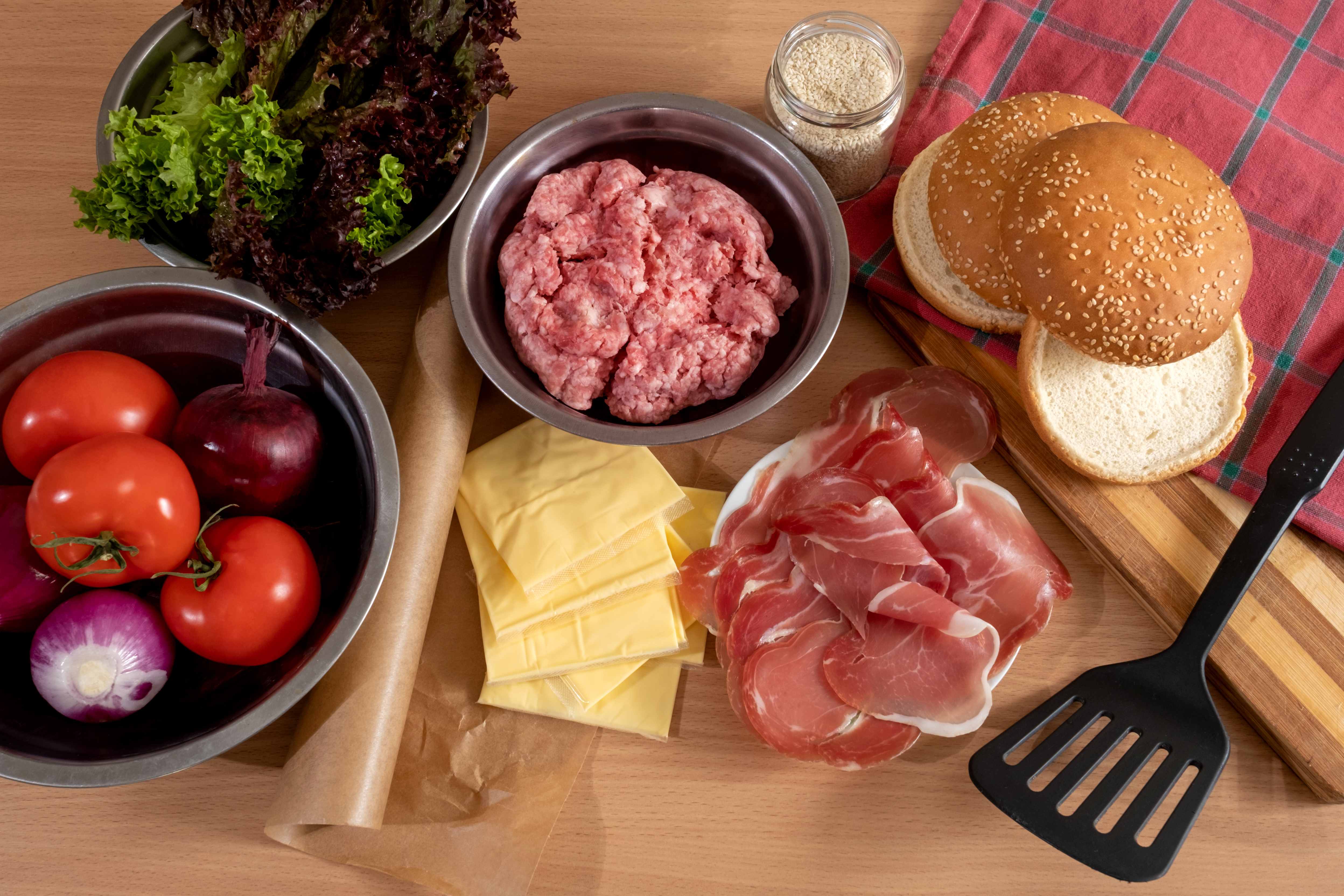 Сырое и полусырое мясо: что с ним не так